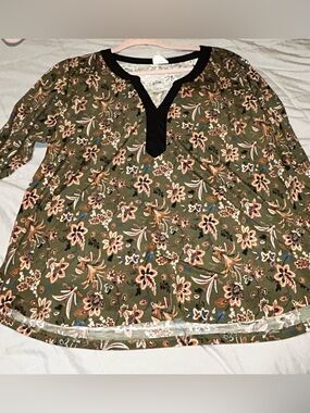 Late August brand 3/4 sleeve floral top